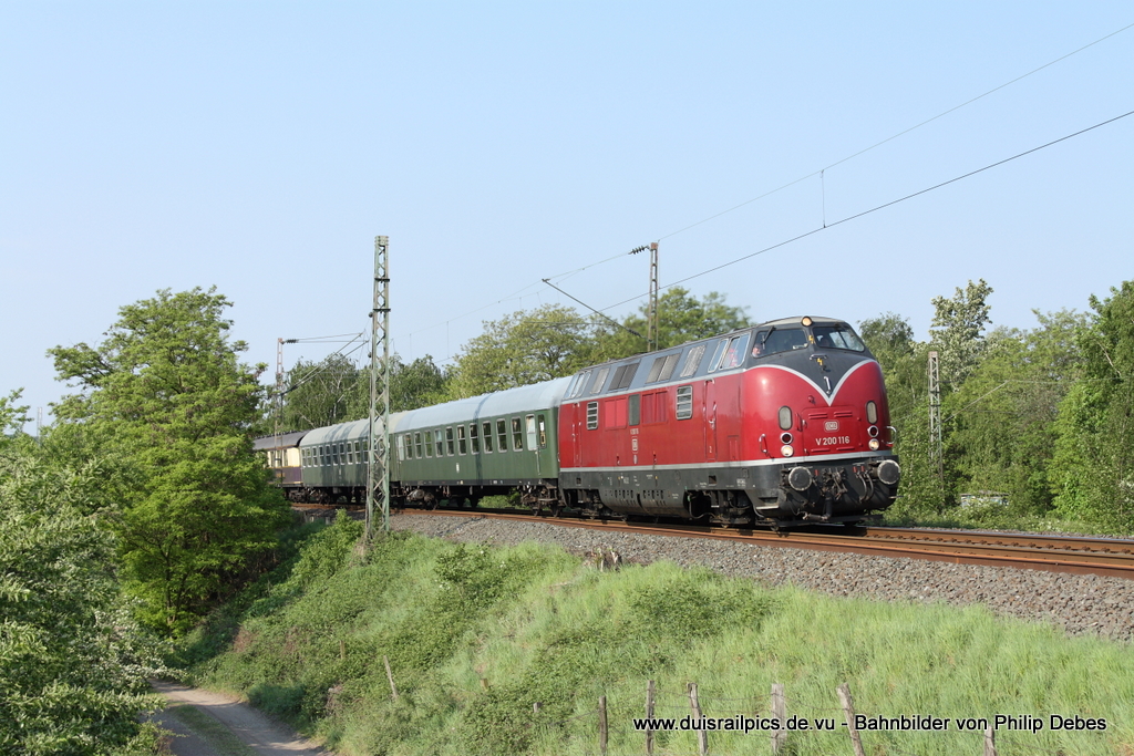V 200 116 (DB) fhrt am 30. April 2010 um 9:42 Uhr mit dem DPE 88830 Sonderzug durch Duisburg Kaiserberg