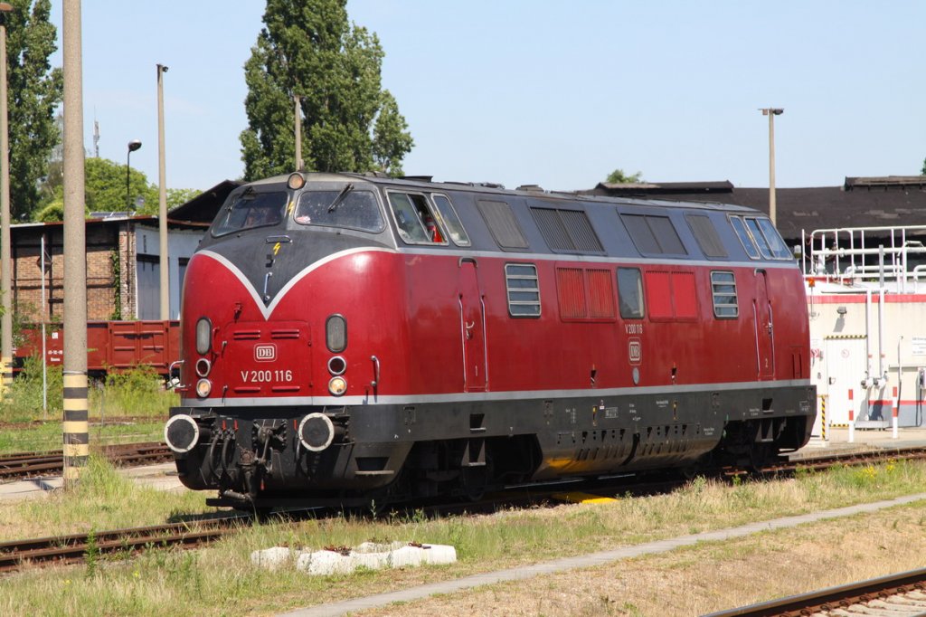 V 200 116 kommt in Schwerin von der Tankstelle gefahren. 29.06.2011