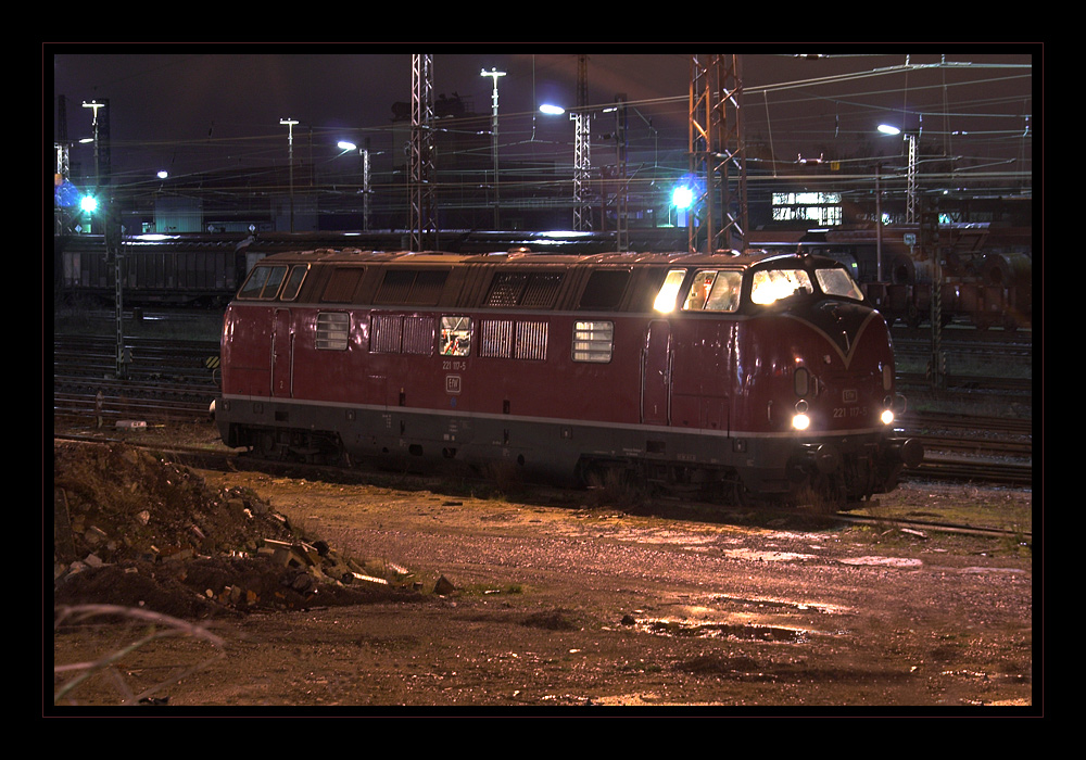 V 200 bei einer nchtlichen Rast im Bahnhof Dillingen / Saar