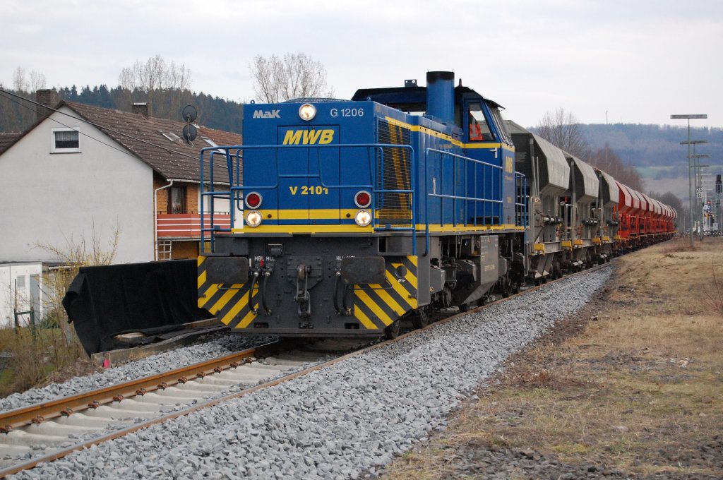 V 2101 (MAK G 1206) von der MWB mit einigen Schttgutwagen beim Abschottern im Bahnhof Bodenfelde, 25.03.2011.