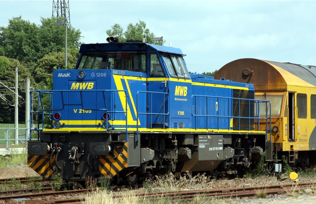 V 2105 der MWB in Rathenow mit einem Schienenschleifzug am 06.07.2012