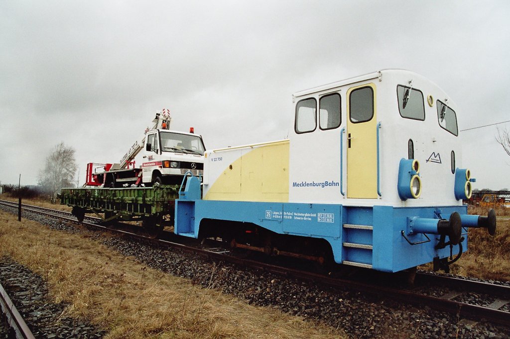 V 22 750 der ehemaligen Mecklenburgbahn auf der Strecke Hagenow Stadt -Zarrentin kur vor Wittenburg im Jahre 2006.