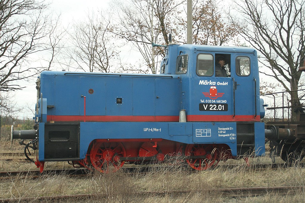V 22.01 der Mrka GmbH rangiert am 07.02.2011 auf der Industriebahn Eberswalde