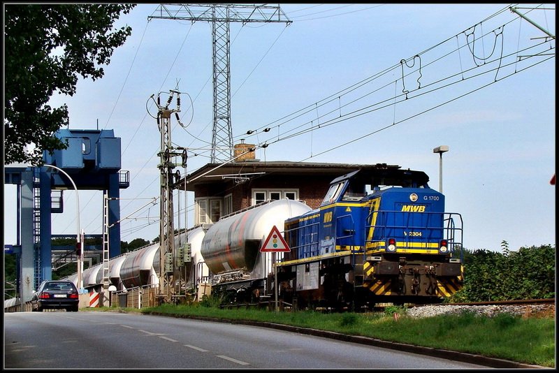 V 2304 als  Zementbomber  aus Mukran, verlsst gerade die Ziegelgrabenbrcke.    Stralsund am 29.07.09 