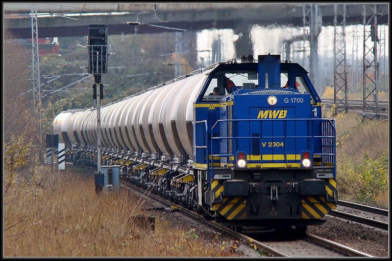 V 2304 -MWB- kommt mit leeren Zementsilos aus Mukran. 
Stralsund am 14.11.09 