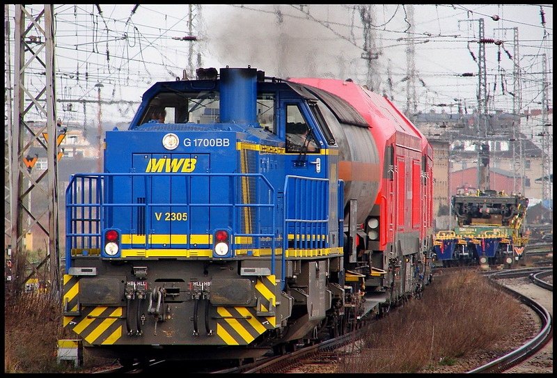 V 2305 von -MWB- mal in gro. Mit 2x Eurorunner im Schlepp, unterwegs nach Mukran. Stralsund am 09.04.08 
