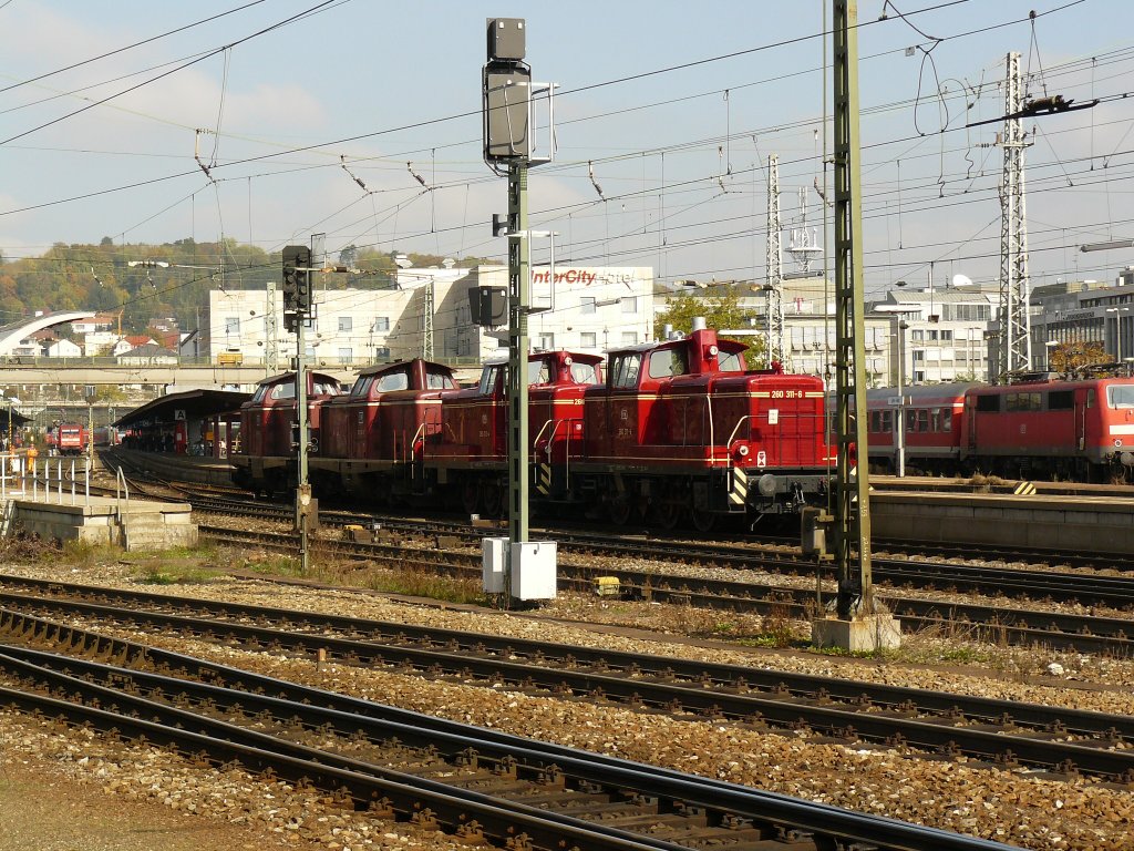 V 260 311-6 mit V260 302-4 und zwei V100 am 9.5.2007 im Ulmer Hbf.