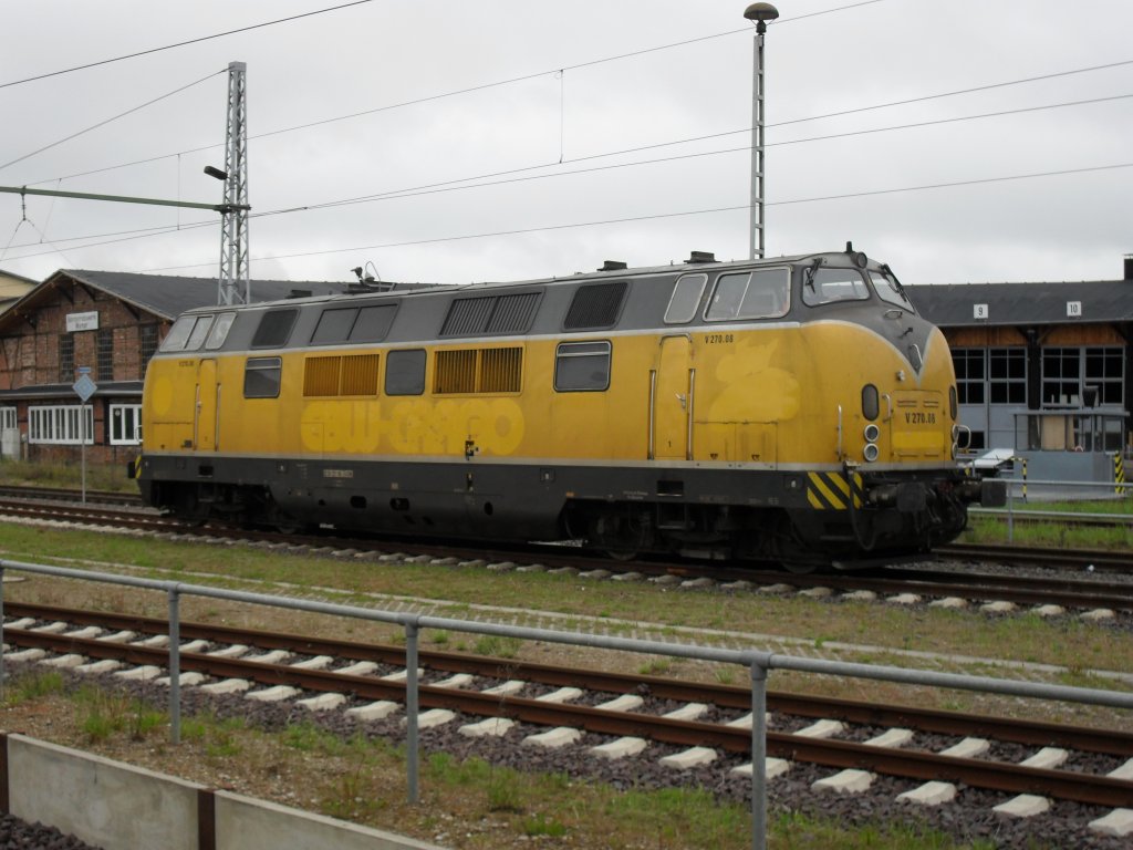 v 270 08 von RTS (ex. Ebw cargo)wartet auf Ausfahrt in Wismar am 7.5.10