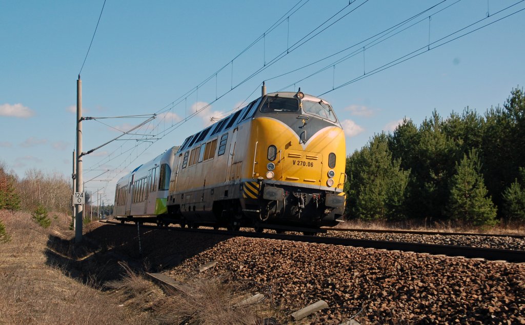 V 270.06 der EGP berfhrt am 19.03.11 einen Stadler GTW durch Muldenstein Richtung Bitterfeld. 