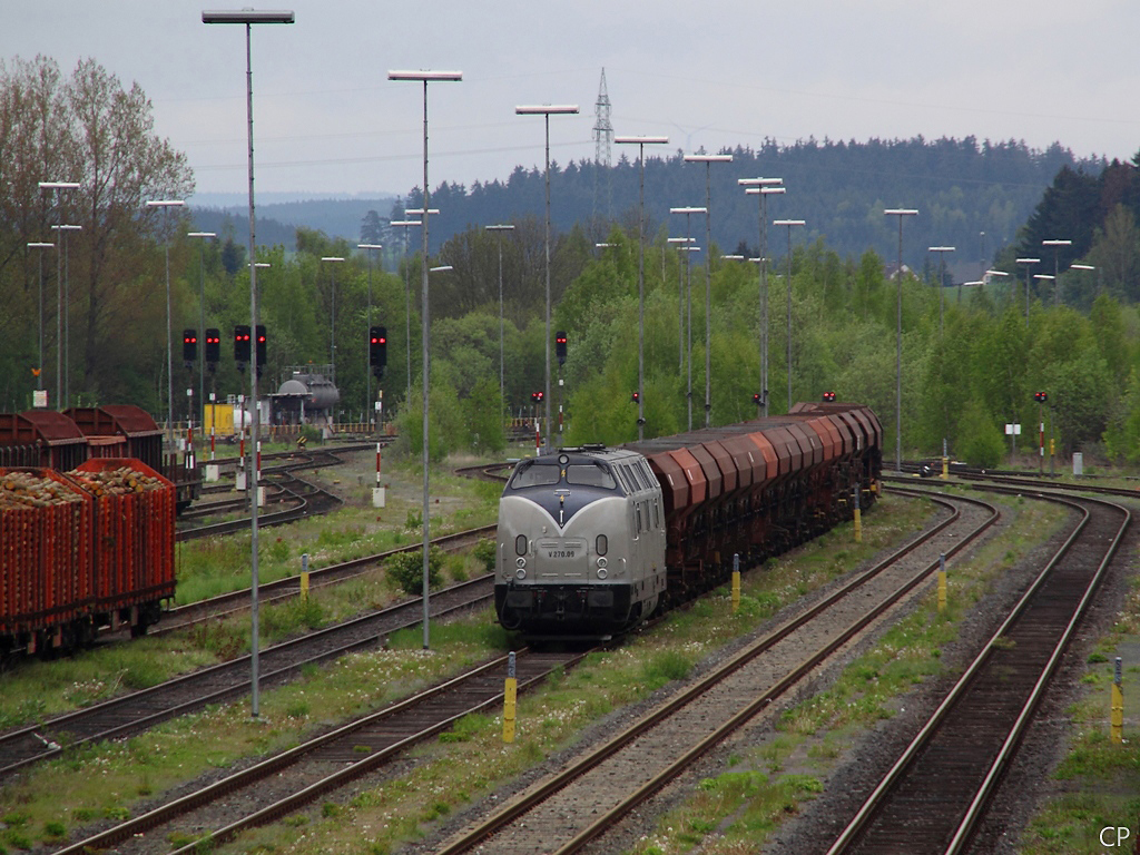 V 270.09 der SGL steht am 15.5.2010 mit einem Gterzug in Hof.