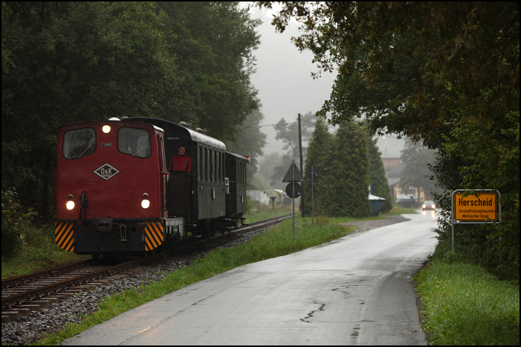 V 3 „NAHMER“ der ehemaligen Hohenlimburger Kleinbahn verlsst Hhinghausen in Richtung Kbbinghauser Hammer. (15.08.2010)