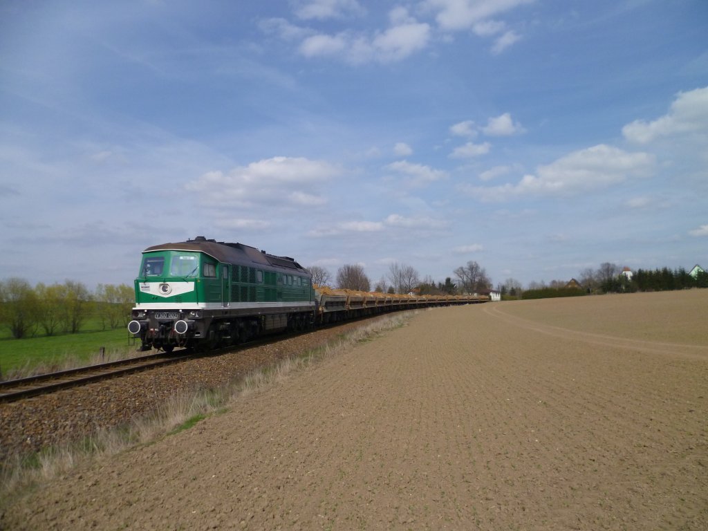 V 300 002 fhrt am 17.04.12 durch Hartha Richtung Ronneburg.