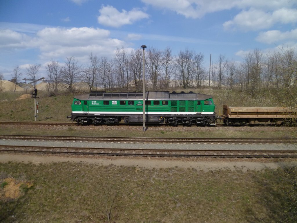 V 300 004 steht am 17.04.12 in der Ladestelle Kayna bei Naundorf. Foto machte ich vom Feld!