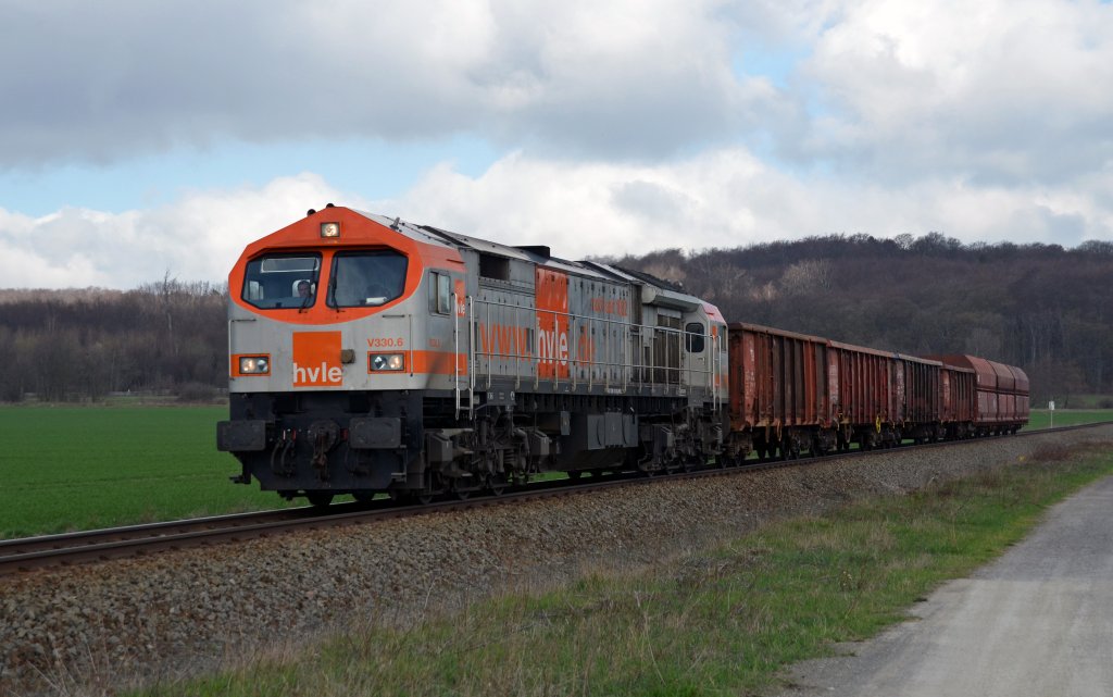 V 330.6 zog am 20.04.13 einen kurzen Gterzug von Beddingen nach Ilsenburg. Hier hat der Tiger sein Ziel fast erreicht.