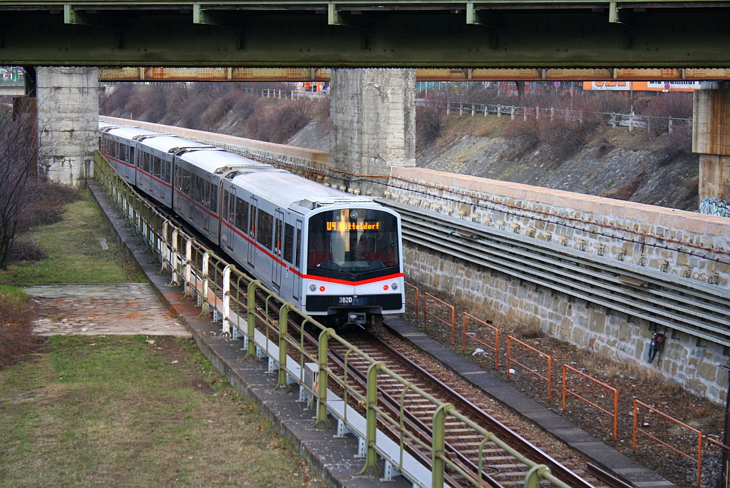 V 3820 auf der Linie U4 nach Htteldorf am 25.Februar 2012 kurz nach der Station Unter St. Veit.