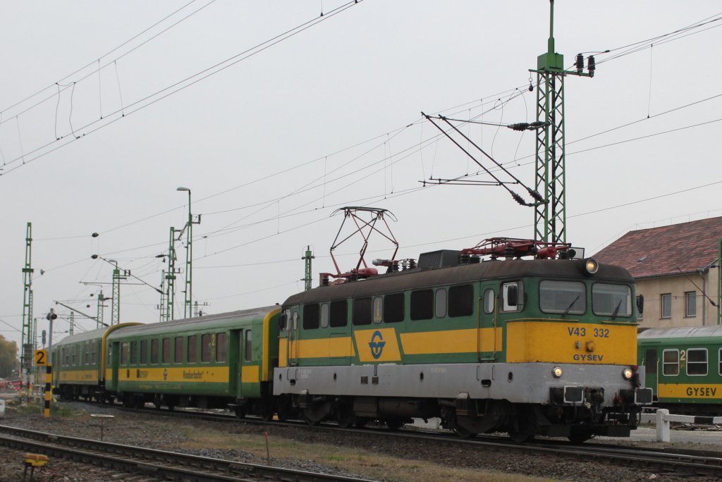 V 43 332 samt OS 9145 von Szombathely nach Sopron, das Foto entstand kurz vor der Einfahrt in den Bahnhof von denburg; am 29.10.2011