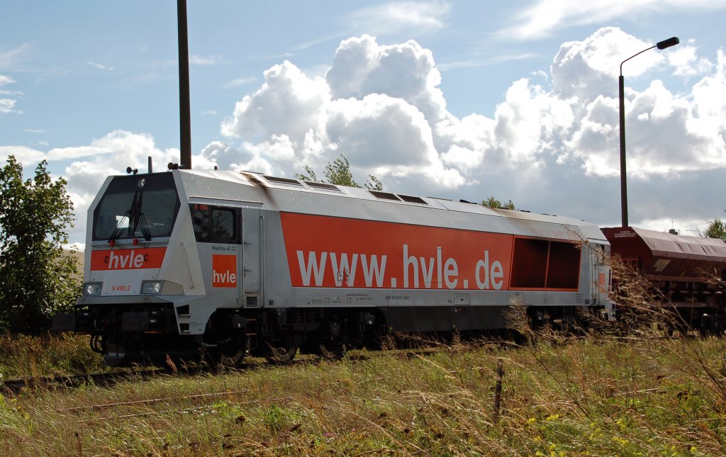 V 490.2 der HVLE steht am 28.08.10 im Kieswerk Sprotta und wartet auf die vollstndige Beladung der Wagen. Fotografiert von einer Strae aus.