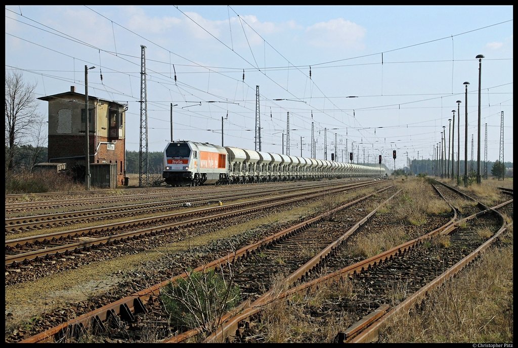 V 490.2 der HVLE zieht einen Kieszug aus Rderau durch Neuburxdorf. (24.3.2012)