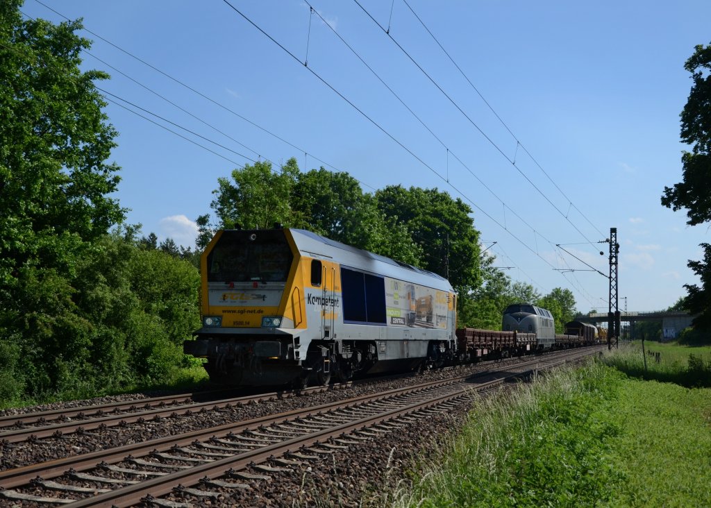 V 500.14 (264 014) mit einem Gterzug am 08.06.2013 bei Mnchen-Feldmoching. In der Mitte war noch V 270.09 eingereiht.