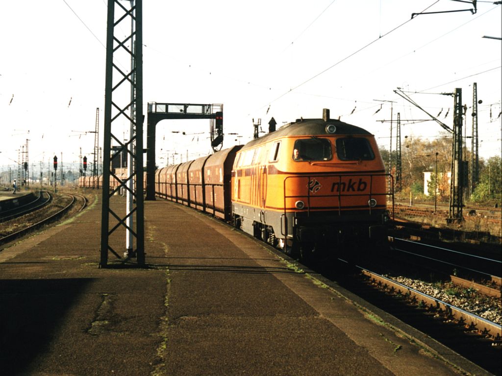 V 6 (ex-DB 216 014-1) der Mindener Kreisbahnen GmbH mit Gterzug auf Bahnhof Lhne am 4-11-2000. Bild und scan: Date Jan de Vries. 
