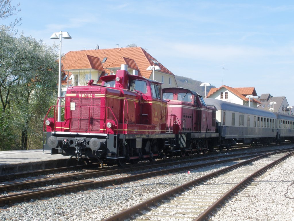 V 60 114 der DFS und V 60 11011 FME in Ebermannstadt kurz bevor sie den Sonderzug der UEF am 24.4.2010 zurck nach Forchheim bringen 