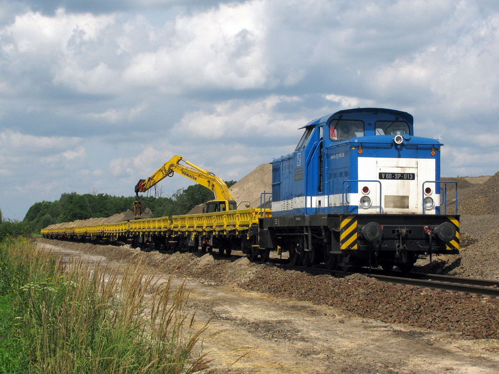 V 60 - SP - 013 von Spitzke steht am 04.08. in Lpten und wartet auf die Entladung durch die Bagger. In Lpten ist ein riesiges Sandlager entstanden, siet meinem letzten Besuch am 1.Mai mit Hannes Mller ist dort nichts mehr wieder zu erkennen!