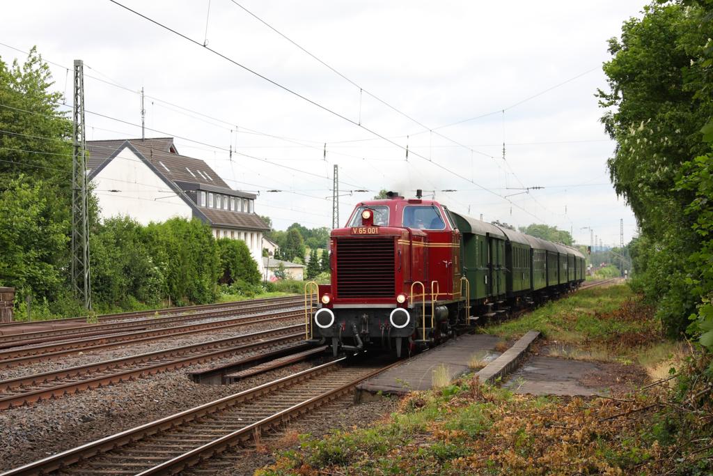 V 65001 ist hier am 21.6.2013 mit einem Sonderzug der Osnabrcker Dampflokfreunde
von Osnabrck nach Detmold unterwegs. Bei der Durchfahrt in Schweicheln
erreicht der Zug hier gerade die Hauptbahn Lhne - Herford.