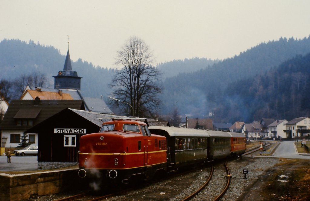 V 80 002 im Jubilumsjahr 1985 mit Sonderzug der DGEG im Rodachtal beim Fotohalt in Steinwiesen.
