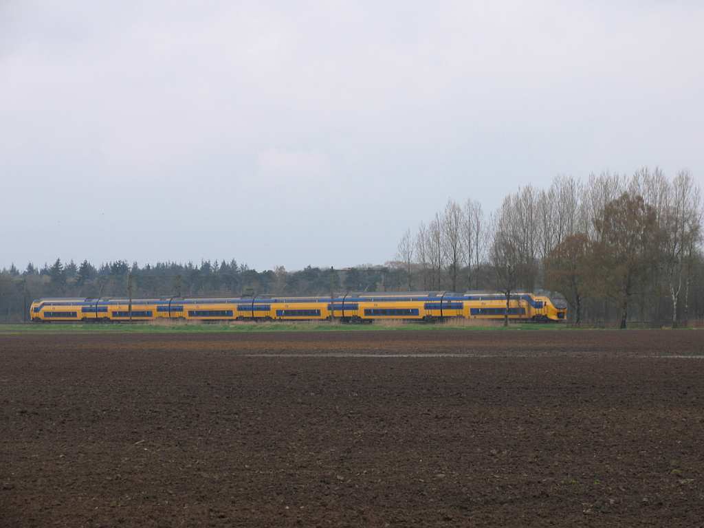 V-IRM 8706 mit IC 1935 Den Haag CS-Venlo bei Deurne am 9-4-2012.