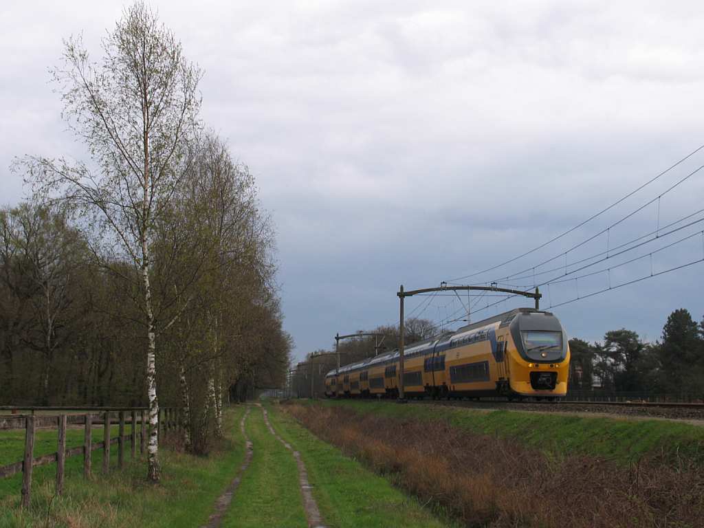 V-IRM mit IC 1946 Venlo-Den Haag CS bei Vlierden am 9-4-2012.