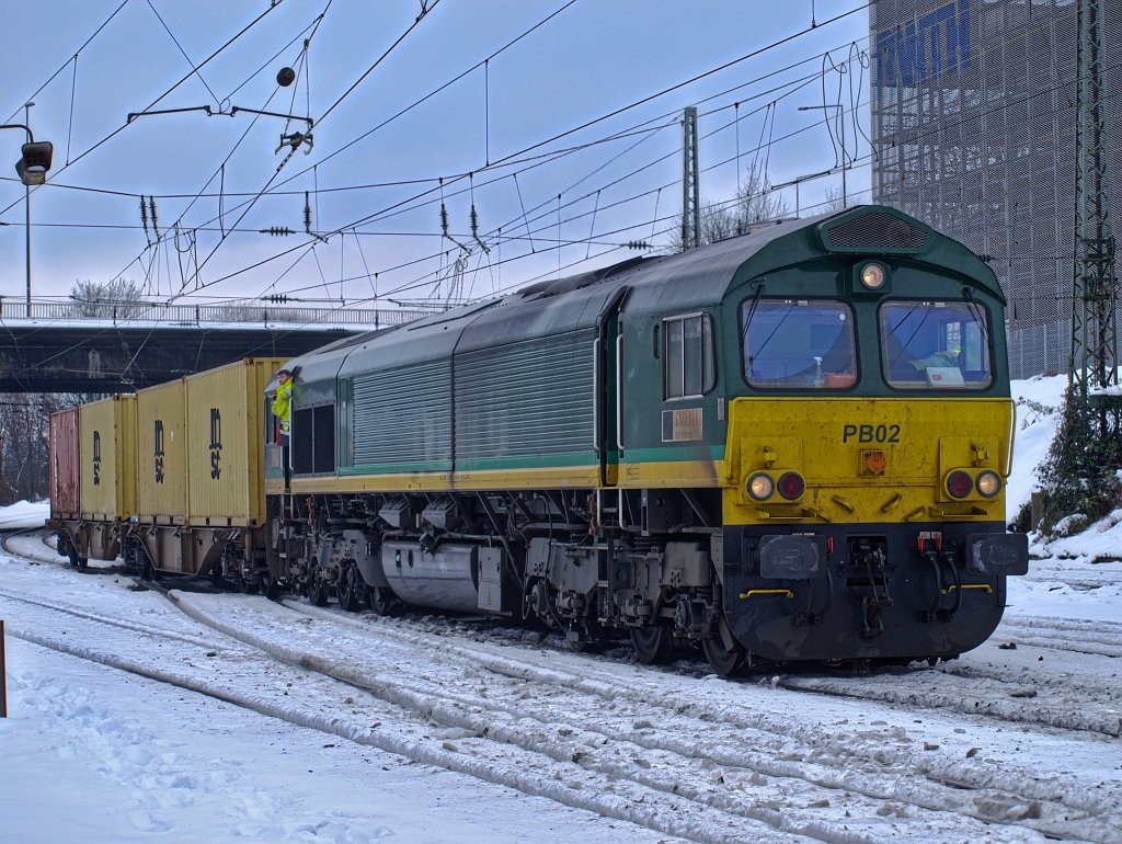 V max 3 km/h! Um ihn nicht entgleisen zu lassen fhrt Class66 PB02 am 29.12.2010 mit einem Containertragwagen der die Bremse an dem mittleren Drehgestell festhngen hatte ganz langsam in Aachen West. Die Rder der Achse 4  sind nun nicht mehr rund, es wurde ca. 2 cm von den Radreifen runtergeschliffen. Der Wagen wird nun humpelnd mit lautem Gepolter auf Gleis 226 abgestellt.