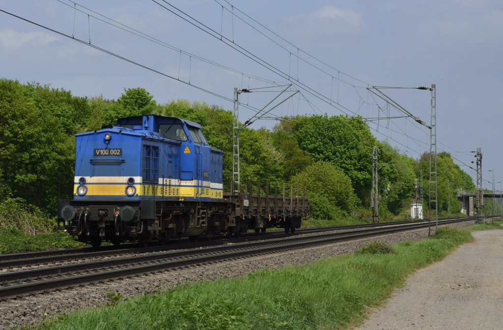 V100 002 (202 439) bei der Einfahrt nach Bonn-Beuel am 03.05.13. Natrlich mit schwerer Beladung.;)
