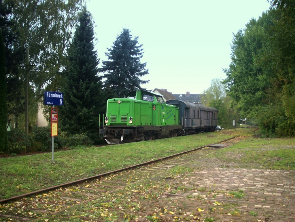 V100 01 der Ilmebahn berfhrt einen Pw4, am 18. Oktober 2009 in Farmbeck