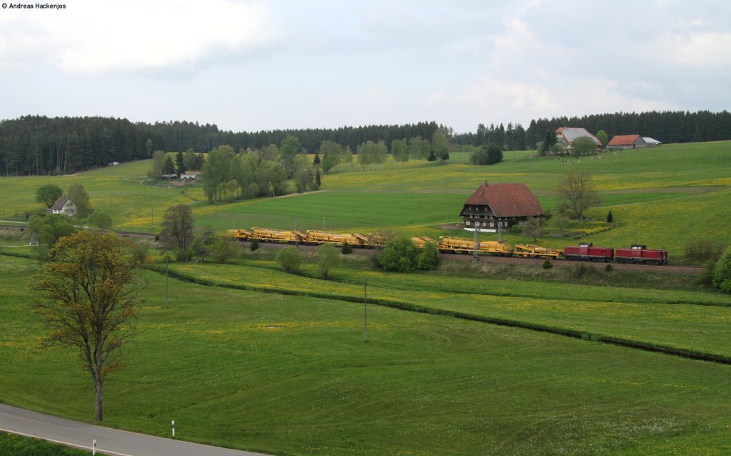 V100 1041 und 2335 mit dem DBV 93170 (Hausach-Rottweil) bei Stockburg 1.5.11