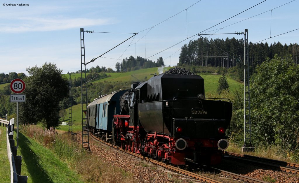 V100 1041 und 52 7596 (Schluss) mit dem DLr 93077 (Rottweil-Ettlingen West)  bei St.Georgen 16.9.11