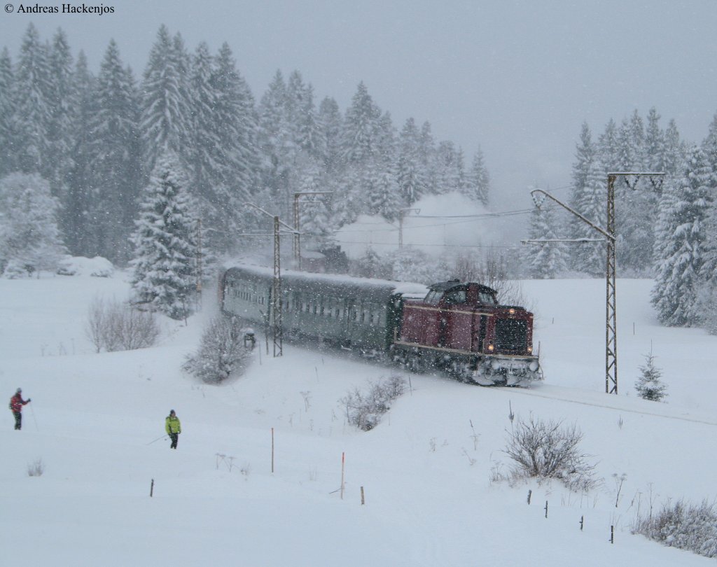 V100 1041 und 78 468 mit dem DLr 91743 (Hinterzarten-Titisee) bei Hinterzarten 31.1.10