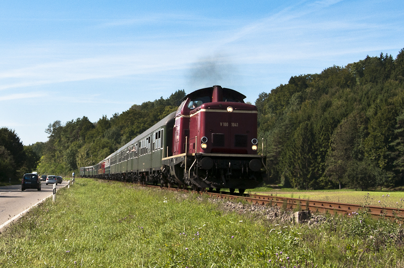 V100 1041 am 11. September 2010 mit  Rhein Nostalgie Express  bei Eberfingen.