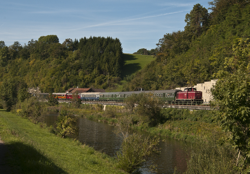 V100 1041 mit dem  Rhein Nostalgie Express  am 11. September 2010 bei Wutschingen auf der Wutachtalbahn.