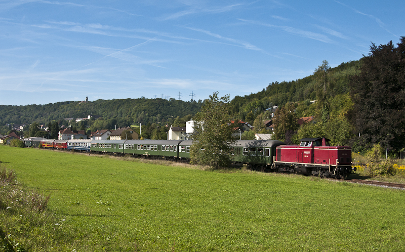 V100 1041 mit dem  Rhein Nostalgie Express  am 11. September 2010 bei Sthlingen auf der Wutachtalbahn.
