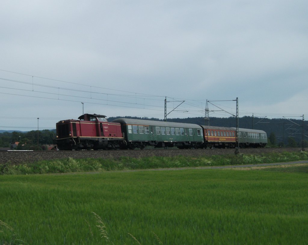 V100 1041 der NeSA ist am 6.Juni 2011 mit drei ehemaligen DR-Wagen bei Halach unterwegs.