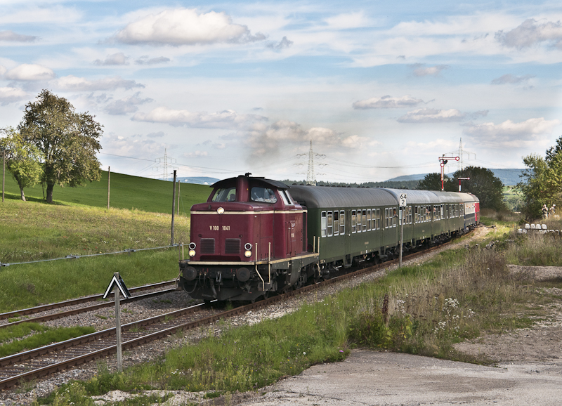 V100 1041 und V200 033 mit dem DPE 36643 (Hintschingen-Titisee)  Rhein Nostalgie Express  am 11. September 2010 in D�ggingen.
