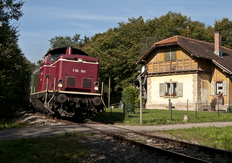 V100 1041 war am 11. September 2010 mit einem Sonderzug von Lauchringen nach Hintschingen auf der Sauschwnzlebahn unterwegs. Die Aufnahme kurz hinter Lauchringen.