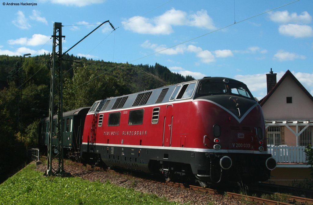 V100 1041und V200 033 mit dem DPE 36643 (Hintschingen-Titisee) bei Neustadt 11.9.10