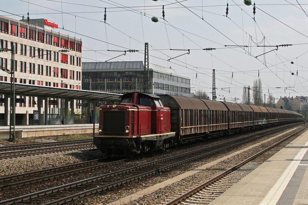 V100 1365 mit einem Gterzug am 18.04.2010 am Heimeranplatz in Mnchen.