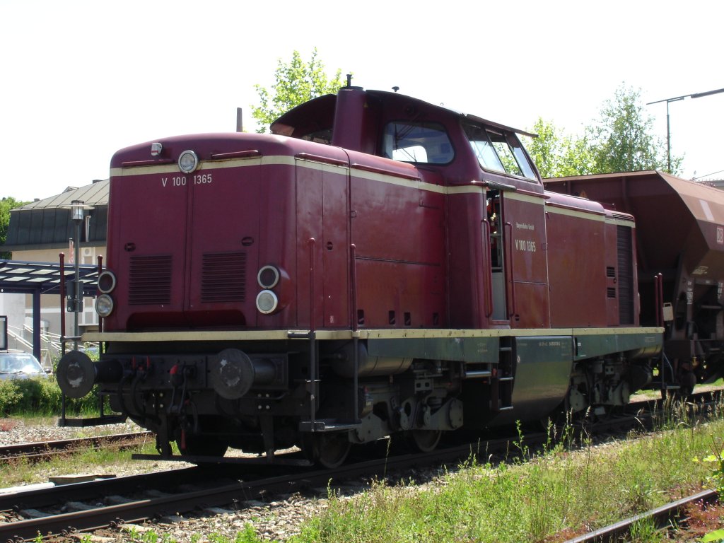 V100 1365 mit Schotterzug im Bahnhof Illertissen an 21.5.2007