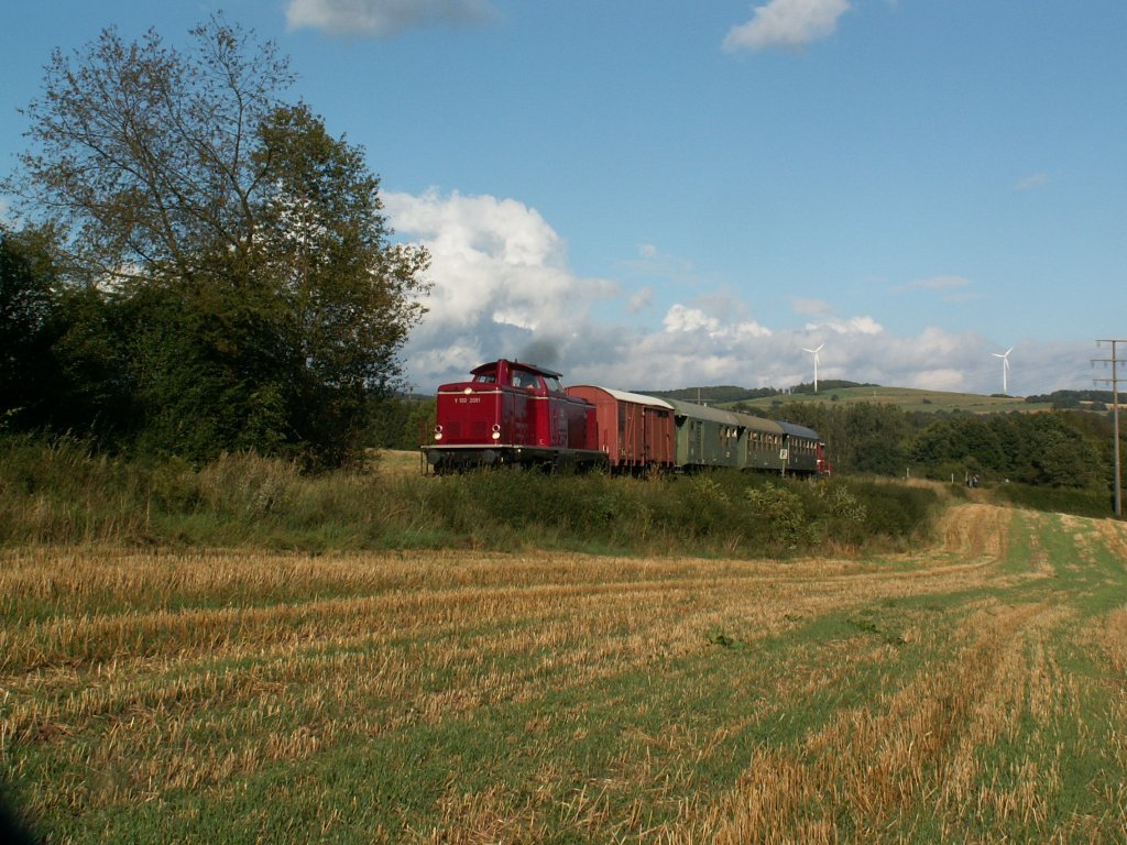 V100 2091 als Sonderzug zum 75. Jhrigen Jubilum am 26.8.12 auf der Ostertalbahn Schwarzerden-Ottweiler/Saar bei Frth.