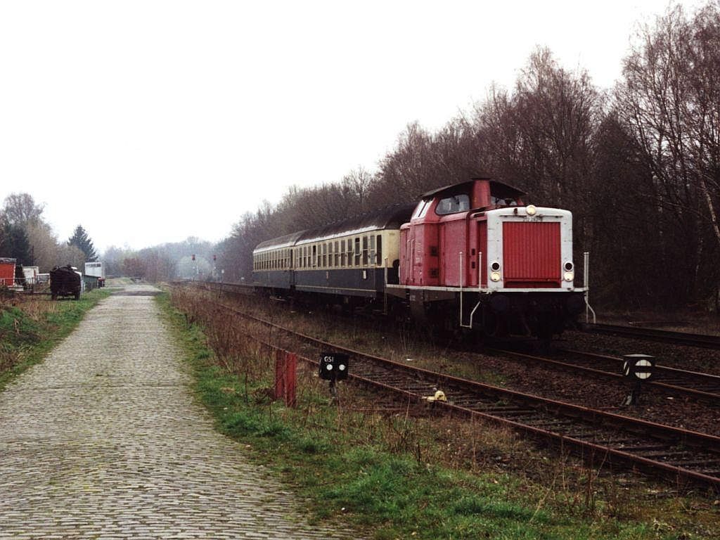 V100 212 282-8 mit RB 7760 Delmenhorst-Osnabrck auf Bahnhof Hesepe am 6-2-2000. Bild und scan: Date Jan de Vries. 