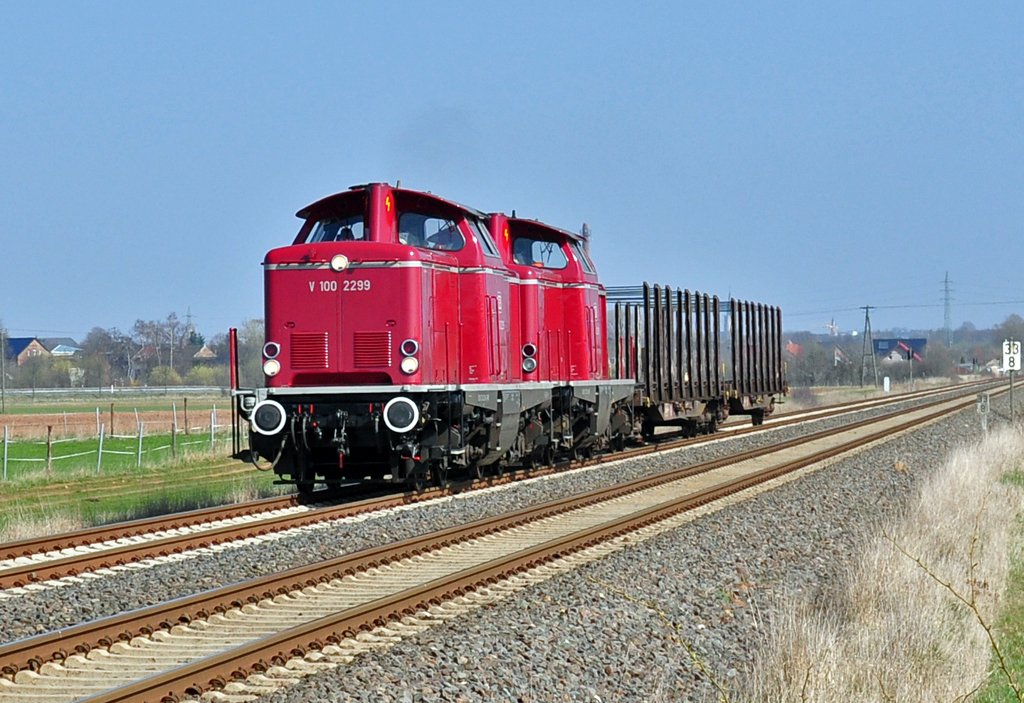 V100 2299 und 2091 mit Rungenwagen fr Holztransport bei Eu-Wikirchen - 23.03.2012