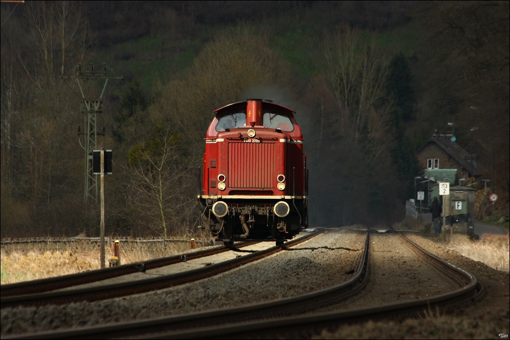 V100 2299 f�hrt als Lokzug von Gerolstein nach Trier. 
M�rlenbach 2.4.2010