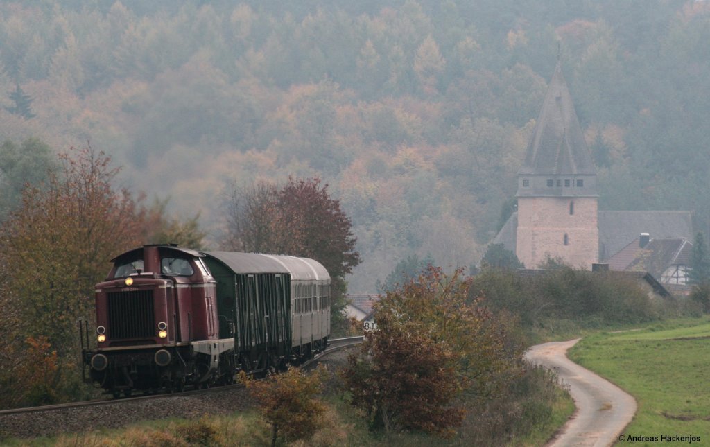 V100 2299 mit dem RE 36584 (Marburg (Lahn)-Frankenberg (Eder)) bei Wiesenfeld 23.10.10
